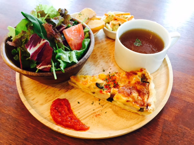 キッシュランチ(サラダ・スープ・デリ2種・ドリンク付き)